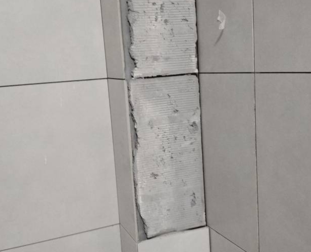 唐河瓷砖空鼓维修公司分享下瓷砖施工前基层浇水润湿程度不足，可能导致以下问题