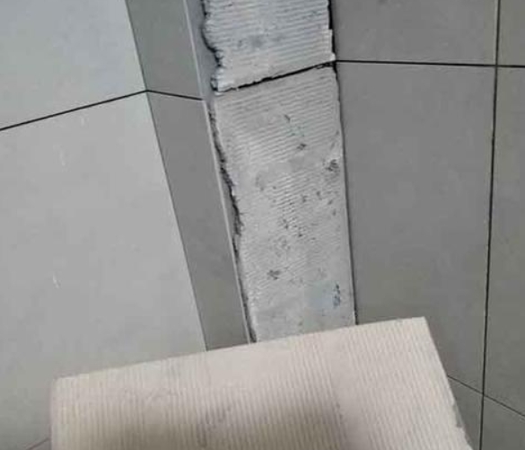 唐河瓷砖空鼓维修公司分享下厨房瓷砖脱落的补救措施。